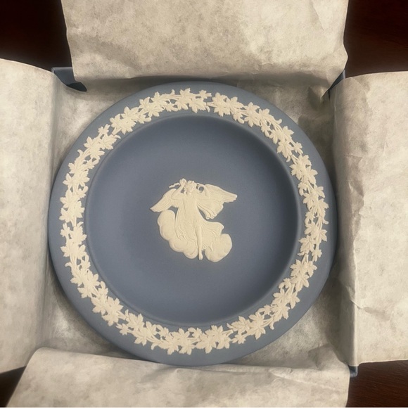 Wedgwood Blue and white Zephyr logo display plate. - Picture 1 of 6